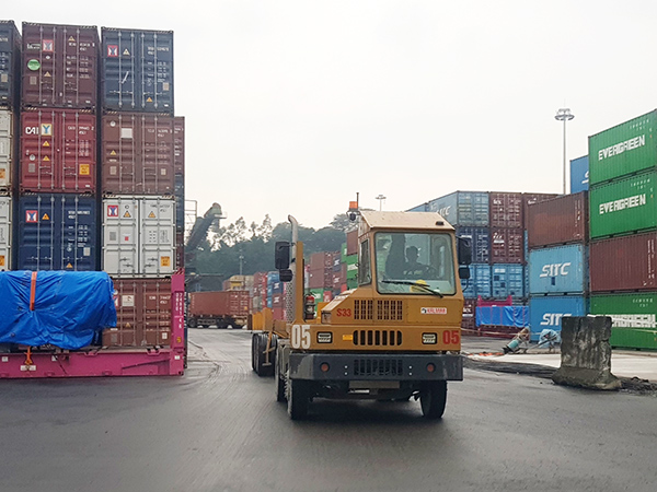 Người lao động làm việc tại Cảng Đà Nẵng - thành viên VIMC.