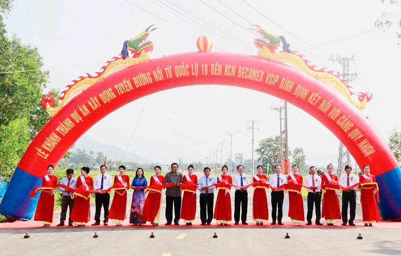 Phó Thủ tướng Chính phủ Nguyễn Chí Dũng (thứ 10 từ trái sang) cùng các đồng chí lãnh đạo tỉnh thực hiện nghi thức cắt băng khánh thành Tuyến đường nối từ Quốc lộ 19 đến Khu Công nghiệp Becamex Vsip Bình Định kết nối với Cảng Quy Nhơn Phó Thủ tướng Chính phủ Nguyễn Chí Dũng (thứ 10 từ trái sang) cùng các đồng chí lãnh đạo tỉnh thực hiện nghi thức cắt băng khánh thành Tuyến đường nối từ Quốc lộ 19 đến Khu Công nghiệp Becamex Vsip Bình Định kết nối với Cảng Quy Nhơn
