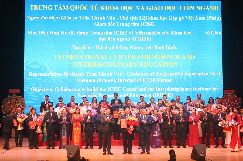 Tỉnh Bình Định trao chứng nhận đầu tư cho Trung tâm Quốc tế Khoa học và Giáo dục liên ngành (ICISE). 