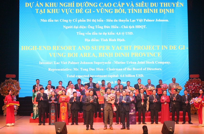 Lãnh đạo tỉnh Bình Định trao chứng nhận đầu tư cho dự án 4,6 tỷ USD.