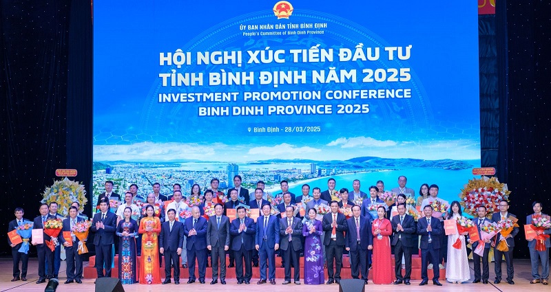 Phó Thủ tướng Chính phủ Nguyễn Chí Dũng chúc mừng Bình Định và các nhà đầu tư. Phó Thủ tướng Chính phủ Nguyễn Chí Dũng chúc mừng Bình Định và các nhà đầu tư.