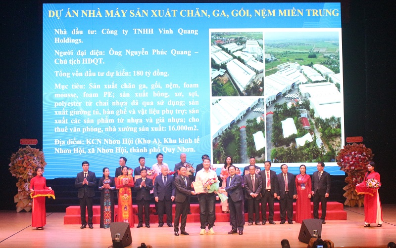 Lãnh đạo tỉnh Bình Định trao quyết định chủ trương đầu tư cho dự án đầu tư vào KCN Nhơn Hội A.