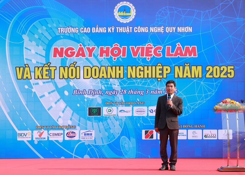 ThS Phạm Văn Tường – Phó Hiệu trưởng phụ trách Trường Cao đẳng Kỹ thuật Công nghệ Quy Nhơn, chia sẻ tại ngày hội.