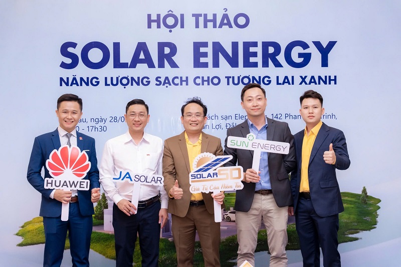 Ông Hồ Quốc Dũng – Tổng giám đốc Công ty cổ phần Điện năng lượng Sông Đà (giữa) cùng các đối tác. Ông Hồ Quốc Dũng – Tổng giám đốc Công ty cổ phần Điện năng lượng Sông Đà (giữa) cùng các đối tác.