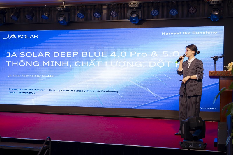 Bà Nguyễn Thị Huyền - Giám đốc khu vực Việt Nam, Cambodia JA Solar, chia sẻ thông tin tại hội thảo. Bà Nguyễn Thị Huyền - Giám đốc khu vực Việt Nam, Cambodia JA Solar, chia sẻ thông tin tại hội thảo.