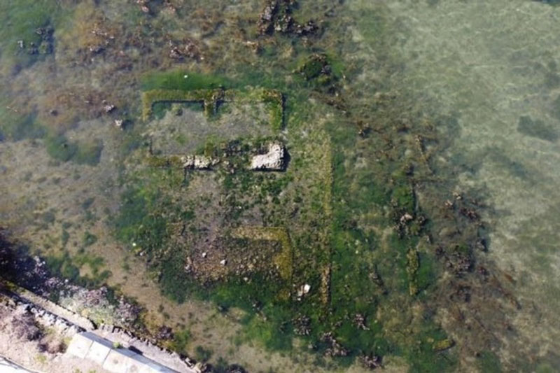 Tàn tích biệt thự La Mã dưới hồ nước. Tàn tích biệt thự La Mã dưới hồ nước.