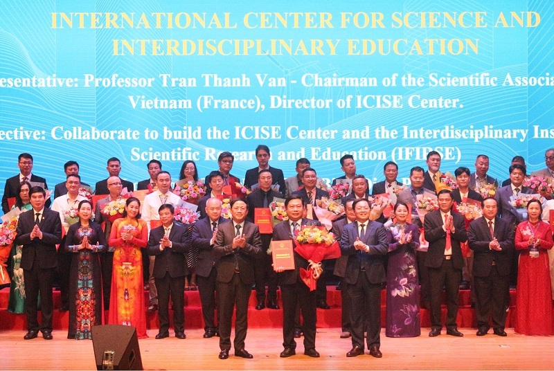 UBND tỉnh Bình Định trao biên bản hợp tác phát triển khoa học và công nghệ cho đại diện Trung tâm ICISE. UBND tỉnh Bình Định trao biên bản hợp tác phát triển khoa học và công nghệ cho đại diện Trung tâm ICISE.