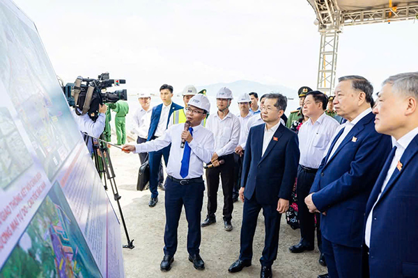 Giám đốc BQL các dự án đầu rư cơ sở hạ tầng ưu tiên TP Đà Nẵng báo cáo với Tổng Bs thư Tô Lâm về tiến độ xây dựng cơ sở hạ tầng dùng chung bến cảng Liên Chiẻu, tháng 3/2025. Giám đốc BQL các dự án đầu rư cơ sở hạ tầng ưu tiên TP Đà Nẵng báo cáo với Tổng Bs thư Tô Lâm về tiến độ xây dựng cơ sở hạ tầng dùng chung bến cảng Liên Chiẻu, tháng 3/2025.