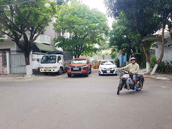 Đoạn đường cụt của đường An Thượng 23 đang trở thành bãi đỗ xe bất đắc dĩ. Đoạn đường cụt của đường An Thượng 23 đang trở thành bãi đỗ xe bất đắc dĩ.