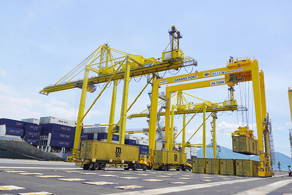 Bốc xếp hàng hoá xuất nhập khẩu thôngg qua cảng Đà Nẵng.