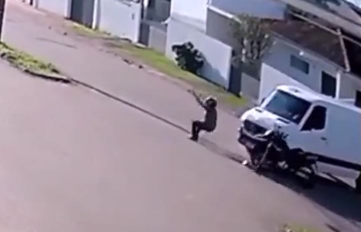 CLIP: Tông trúng ô tô khi đang đi xe máy, nam thanh niên có màn tiếp đất như phim hành động Mỹ