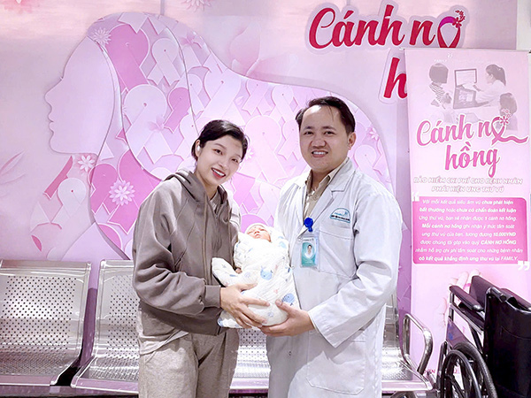 Chị V. và em bé chụp ảnh kỉ niệm với ThS.BS. Trần Đức Thịnh trước khi xuất viện