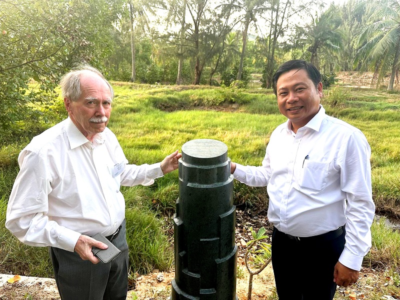 GS Gerard t’Hooft và TS Trần Thanh Sơn tại vườn Nobel. GS Gerard t’Hooft và TS Trần Thanh Sơn tại vườn Nobel.