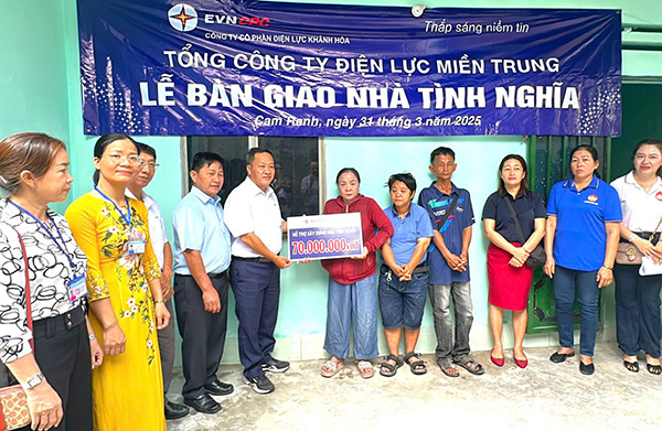 Bàn giao nhà tình nghĩa cho hộ bà Nguyễn Thị Lẫy (phường phường Cam Linh, TP Cam Ranh, tỉnh Khánh Hòa) Bàn giao nhà tình nghĩa cho hộ bà Nguyễn Thị Lẫy (phường phường Cam Linh, TP Cam Ranh, tỉnh Khánh Hòa)