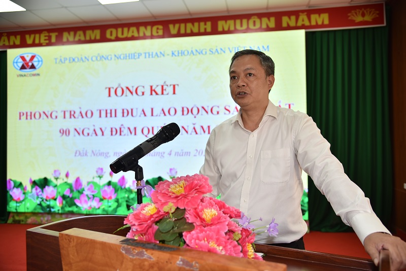 Nguyễn Bá Phong, Bí thư Đảng ủy, Giám đốc Công ty Nhôm Đắk Nông – TKV báo cáo kết quả thực hiện phong trào thi đua tại Hội nghị