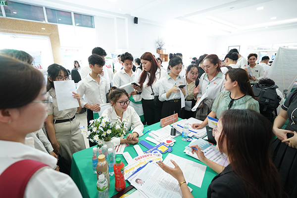 Hơn 5.000 lượt phỏng vấn tuyển dụng tại Ngày hội việc làm 2025 ĐH Đông Á