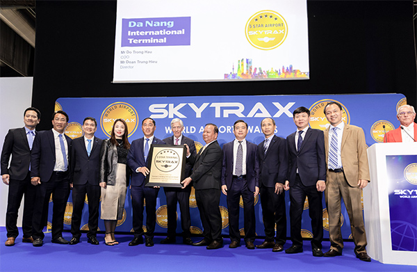 Phó Tổng giám đốc AHT Đỗ Trọng Hậu nhận bằng vinh danh nhà ga quốc tế T2 sân bay Đà Nẵng năm thứ hai liên tiếp đạt chuẩn 5 sao Skytrax. Phó Tổng giám đốc AHT Đỗ Trọng Hậu nhận bằng vinh danh nhà ga quốc tế T2 sân bay Đà Nẵng năm thứ hai liên tiếp đạt chuẩn 5 sao Skytrax.