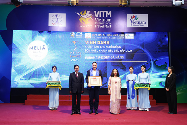 Ông Gentzsch Andre Pierre – Tổng Giám đốc vận hành Furama Resort Đà Nẵng đại diện nhận giải thưởng tại VITM 2025.