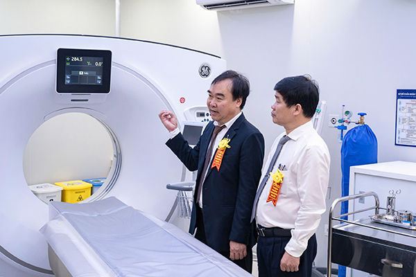 Ths.BS Ngô Đức Hải giới thiệu hệ thống trang thiết bị hiện đại của Thiện Nhân Hospital phục vụ cho du lịch y tế. Ths.BS Ngô Đức Hải giới thiệu hệ thống trang thiết bị hiện đại của Thiện Nhân Hospital phục vụ cho du lịch y tế.