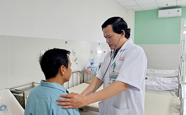 BSCKII Thân Trọng Vũ thăm khám cho bệnh nhân K trước khi xuất viện. BSCKII Thân Trọng Vũ thăm khám cho bệnh nhân K trước khi xuất viện.