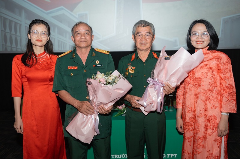 Giáo viên Trường THPT FPT Quy Nhơn tri ân các chứng nhân lịch sử. Giáo viên Trường THPT FPT Quy Nhơn tri ân các chứng nhân lịch sử.
