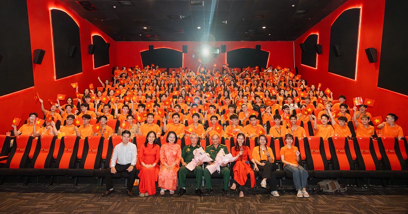 Háo hức bước vào phần xem phim “Địa đạo – Mặt trời trong bóng tối”. Háo hức bước vào phần xem phim “Địa đạo – Mặt trời trong bóng tối”.