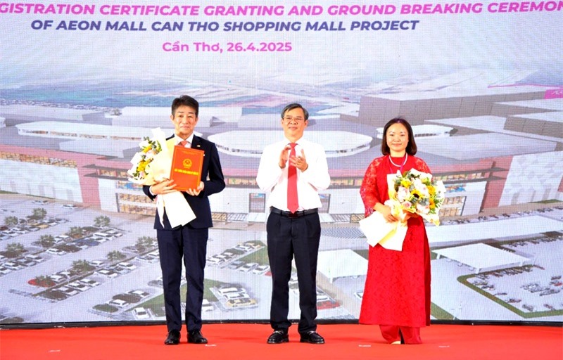 Ông Trương Cảnh Tuyên, Chủ tịch UBND thành phố Cần Thơ trao giấy chứng nhận đăng ký đầu tư cho nhà đầu tư. Ông Trương Cảnh Tuyên, Chủ tịch UBND thành phố Cần Thơ trao giấy chứng nhận đăng ký đầu tư cho nhà đầu tư.