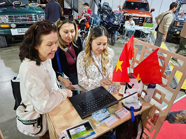 Các đối tác tham dự hội chợ du lịch quốc tế KITF tùm hiểu thông tin về du lịch Đà Nẵng. Các đối tác tham dự hội chợ du lịch quốc tế KITF tùm hiểu thông tin về du lịch Đà Nẵng.