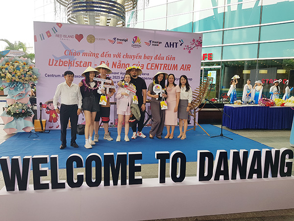 Tặng hoa chúc mừng các vị khách đầu tiên trên chuyến bay từ thủ đô Tashkent, Uzbekistan hạ cánh sân bay Đà Nẵng sáng 27/4. Tặng hoa chúc mừng các vị khách đầu tiên trên chuyến bay từ thủ đô Tashkent, Uzbekistan hạ cánh sân bay Đà Nẵng sáng 27/4.