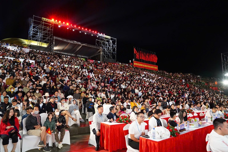 Người dân, du khách "đại tiệc" vuc điệu và âm nhạc tại Dalat Best Dance Crew 2025 – Hoa Sen Home International Cup Người dân, du khách "đại tiệc" vuc điệu và âm nhạc tại Dalat Best Dance Crew 2025 – Hoa Sen Home International Cup