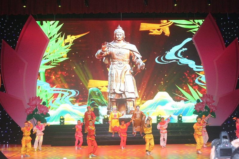 Tiết mục “Hào khí Tây Sơn” là sự đan xen giữa âm nhạc và biểu diễn võ thuật – hai “đặc sản” của vùng đất Bình Định. 