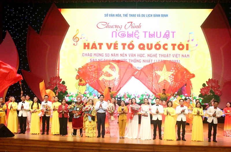 Lãnh đạo tỉnh Bình Định tri ân các nghệ sĩ tham gia chương trình.