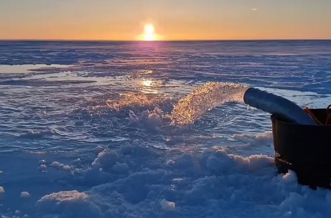 bằng cách bơm nước biển trực tiếp lên bề mặt băng, đóng băng và làm dày băng từ phía trên