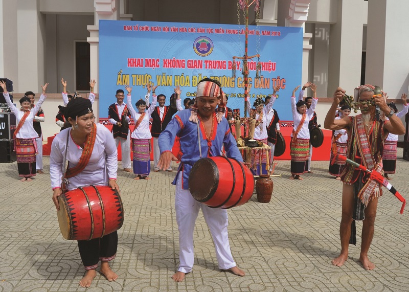 Các nghẹ nhân biểu diễn trống K’toong của dân tộc Chăm H’roi. Ảnh: Internet. Các nghẹ nhân biểu diễn trống K’toong của dân tộc Chăm H’roi. Ảnh: Internet.