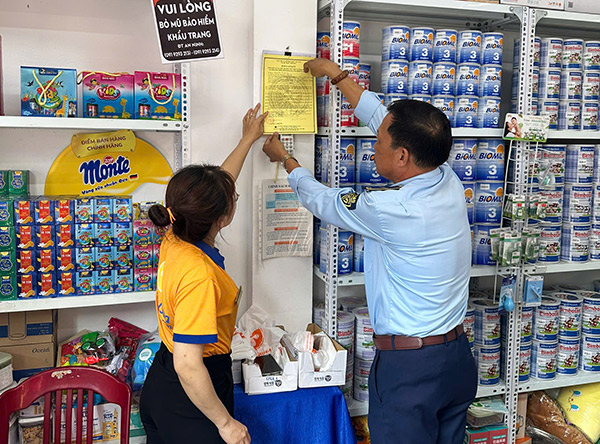 Các cơ sở kinh doanh sữa tại Đà Nẵng ký và niêm yết cam kết chấp hành đúng quy định pháp luật. Các cơ sở kinh doanh sữa tại Đà Nẵng ký và niêm yết cam kết chấp hành đúng quy định pháp luật.