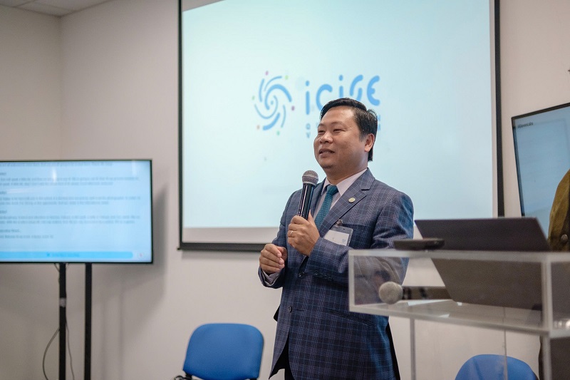 TS Trần Thanh Sơn - Phó Giám đốc Trung tâm ICISE, giới thiệu với bạn bè quốc tế về ICISE trong khuôn khổ Trường Khoa học vì Hòa bình tại Jordan. TS Trần Thanh Sơn - Phó Giám đốc Trung tâm ICISE, giới thiệu với bạn bè quốc tế về ICISE trong khuôn khổ Trường Khoa học vì Hòa bình tại Jordan.