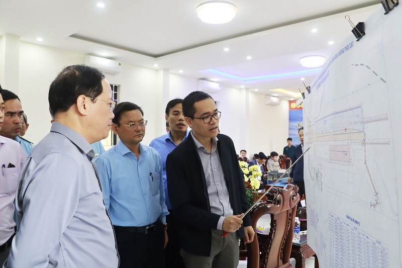 Lãnh đạo UBND tỉnh Bình Định nghe đơn vị tư vấn báo cáo các hạng mục dự kiến triển khai dự án. Lãnh đạo UBND tỉnh Bình Định nghe đơn vị tư vấn báo cáo các hạng mục dự kiến triển khai dự án.