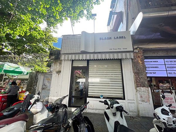 Black Label Shop kéo rèm để tránh sự chú ý của lực lượng chức năng.