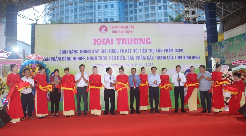 Các đại biểu thực hiện nghi thức cắt băng khai trương.