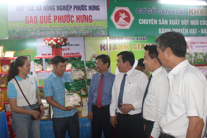 Các đại biểu tham quan các gian hàng giới thiệu sản phẩm.