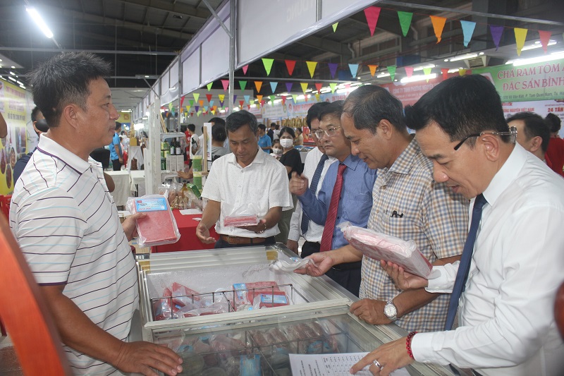 Thăm hỏi, động viên các doanh nghiệp tham gia.