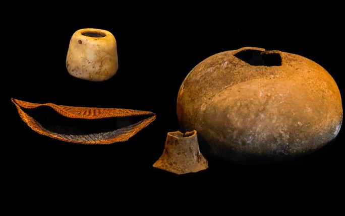 Một số vật tùy táng được khai quật từ ngôi mộ cổ ở Peru - Ảnh: ZAC