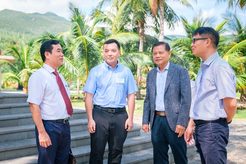 TS Nguyễn Hữu Hà - Phó Giám đốc Sở Khoa học và Công nghệ tỉnh Bình Định (bên trái), trao đổi với các nhà khoa học bên lề hội thảo. TS Nguyễn Hữu Hà - Phó Giám đốc Sở Khoa học và Công nghệ tỉnh Bình Định (bên trái), trao đổi với các nhà khoa học bên lề hội thảo.