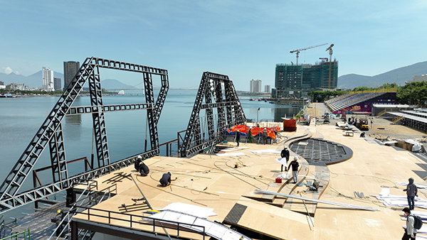 Sân khấu và khán đài DIFF 2025 đang được khẩn trương lắp dựng. Sân khấu và khán đài DIFF 2025 đang được khẩn trương lắp dựng.