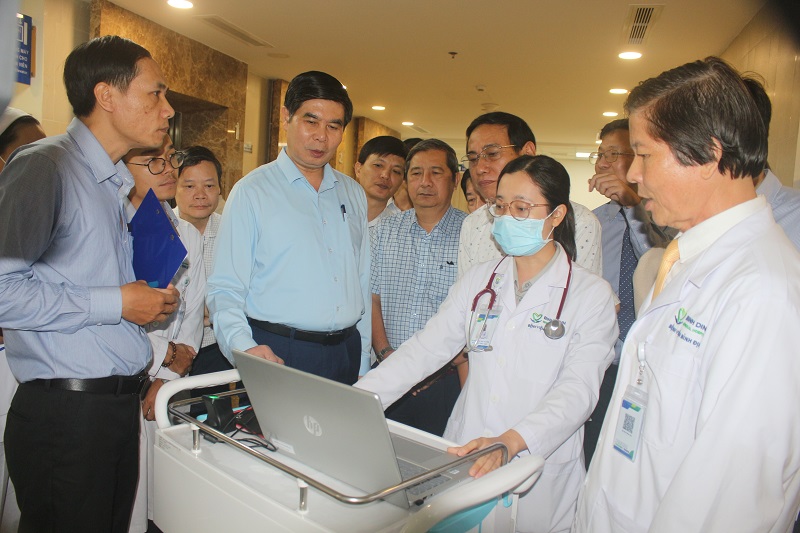 Lãnh đạo tỉnh cùng đại diện các đơn vị nghe giới thiệu về việc áp dụng bệnh án điện tử tại Bệnh viện Bình Định.