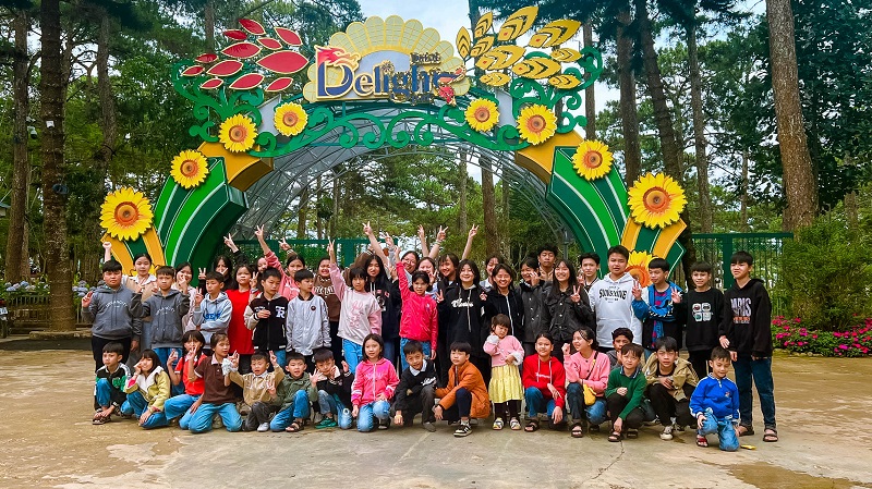 Niềm vui của các em nhỏ có hoàn cảnh đặc biệt khó khăn khi được trải nghiệm Công viên hoa và ánh sáng nghệ thuật Đà Lạt - Delight Park Đà Lạt. Niềm vui của các em nhỏ có hoàn cảnh đặc biệt khó khăn khi được trải nghiệm Công viên hoa và ánh sáng nghệ thuật Đà Lạt - Delight Park Đà Lạt.