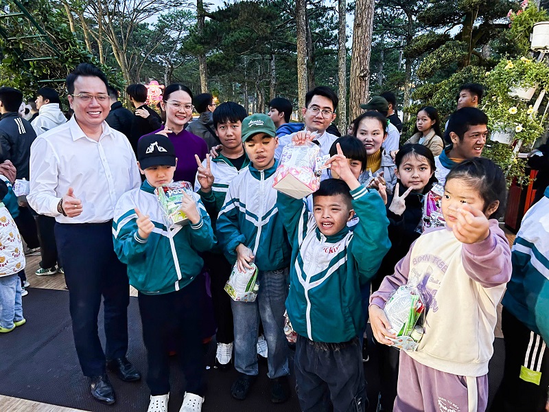 Đại diện Công ty TNHH Thùy Dương - Tập đoàn BB Group tặng quà và giao lưu cùng các em nhỏ. Đại diện Công ty TNHH Thùy Dương - Tập đoàn BB Group tặng quà và giao lưu cùng các em nhỏ.