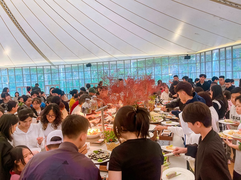 Chiêu đãi tiệc chiều cho các em nhỏ. Chiêu đãi tiệc chiều cho các em nhỏ.