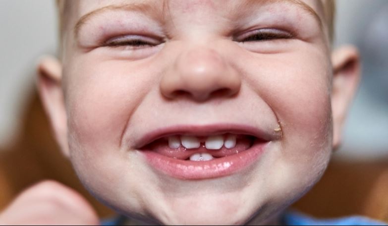 Chúng ta không hiểu tại sao việc nhột lại gây ra phản ứng cười khúc khích.