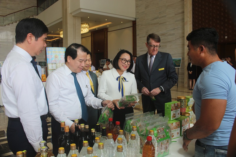 Các đại biểu tham quan khu trưng bày sản phẩm đặc trưng dùng làm quà tặng khách du lịch của tỉnh Bình Định.